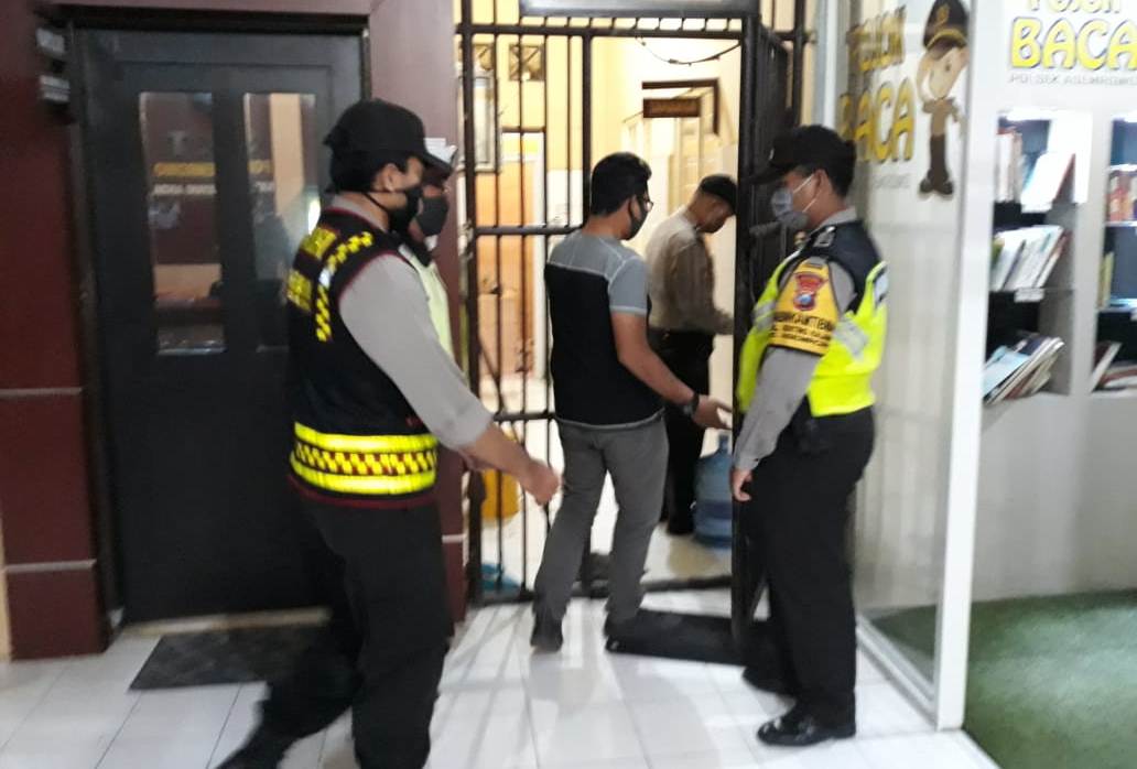 Polsek Asemrowo Laksanakan Pengecekan Rutin, Pantau Kesehatan Tahanan