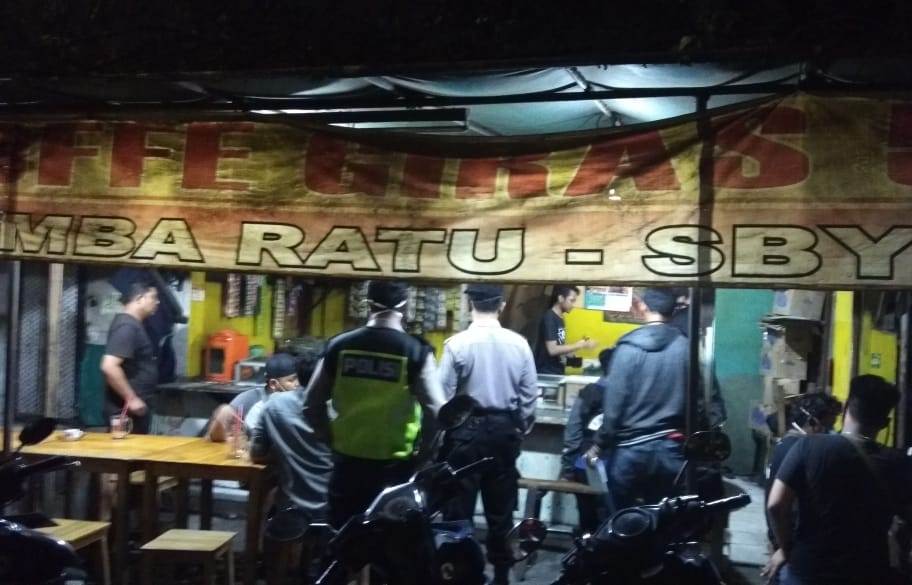 Polsek Krembangan Laksanakan Patroli Malam & Pembubaran Pengunjung Warkop