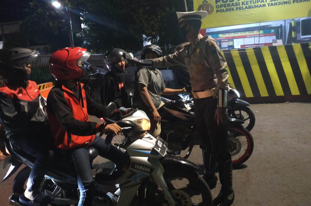 Personil Pospam Operasi Ketupat Polsek Asemrowo Lakukan Penyekatan Kendaraan