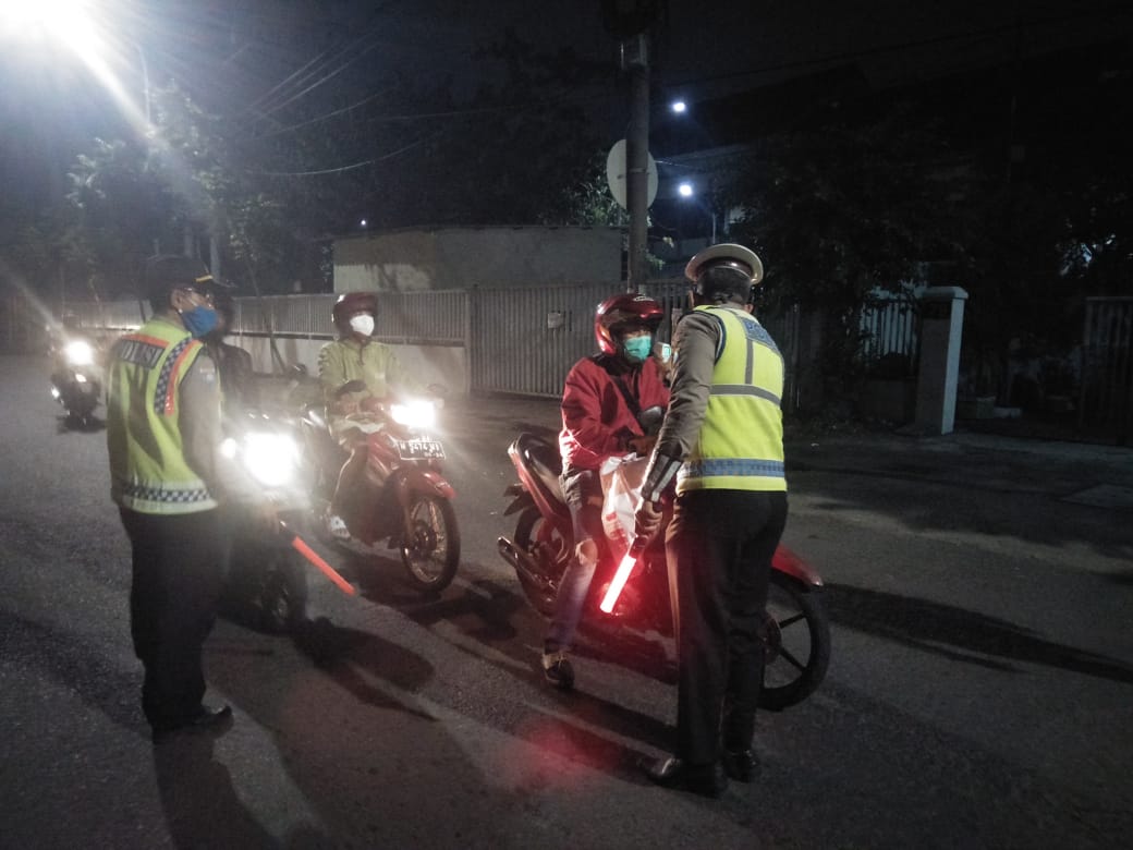Piket Pospam Polsek Asemrowo Lakukan Penyekatan Kendaraan Dari Luar Kota