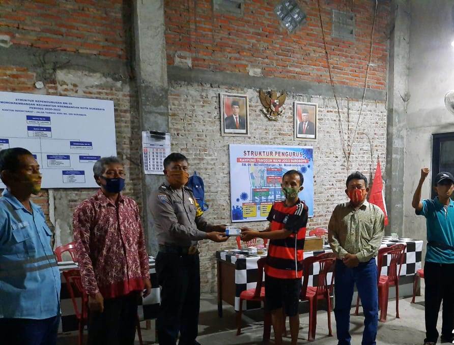 Babinkamtibmas Morokrembangan Berikan Bantuan Obat Lianhua Kepada Warga PDP di Tambak Asri