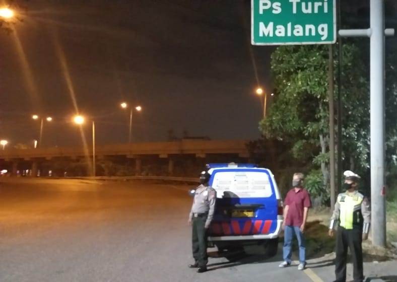 Antisipasi Kriminalitas Jalanan, Polsek Asemrowo Gelar Patroli Mobile Malam Hari