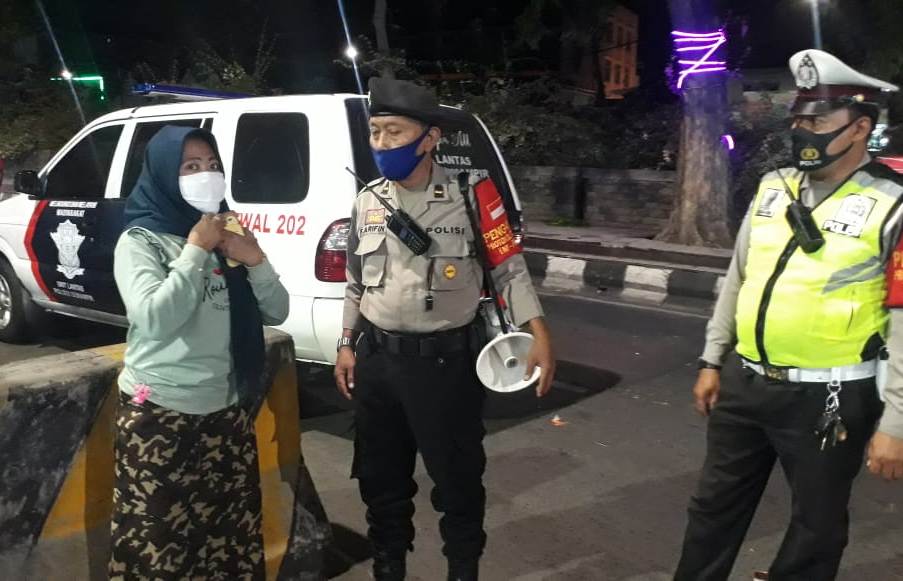 Polsek Semampir Lakukan Penertiban Masker di Wisata Religi Ampel