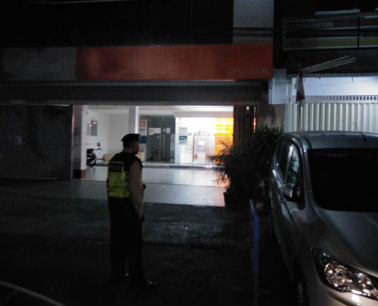Personil Polsek Pabean Cantikan Lakukan Patroli Malam di Kantor Bank, Antisipasi 3C