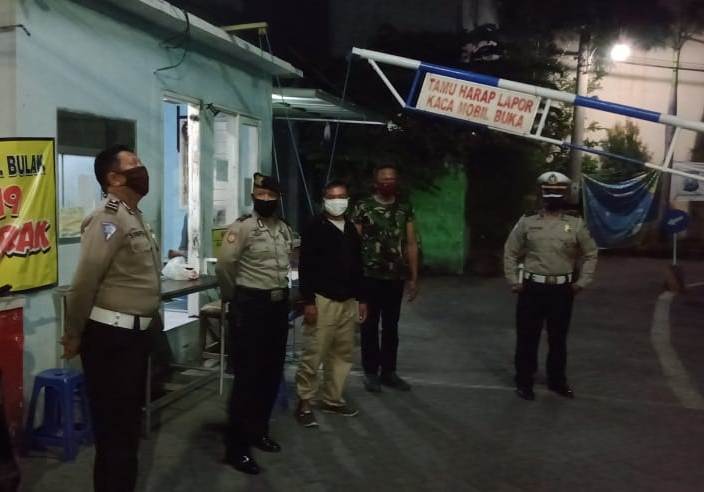 Polsek Kenjeran Gelar Patroli Malam di Pemukiman, Titip Pesan Waspada Orang Tak Dikenal