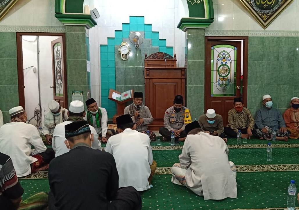 Kapolsek Asemrowo Gelar Safari Ramadhan Hadiri Pertemuan Pengurus Dewan Masjid, Sampaikan Pesan Anti Hoax & Anti Radikalisme