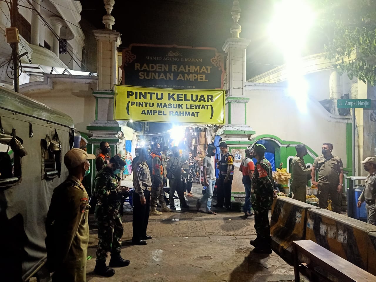 Anggota Pospam Polsek Semampir Lakukan Pemantauan Protokol Kesehatan Pengunjung Wisata Religi Ampel