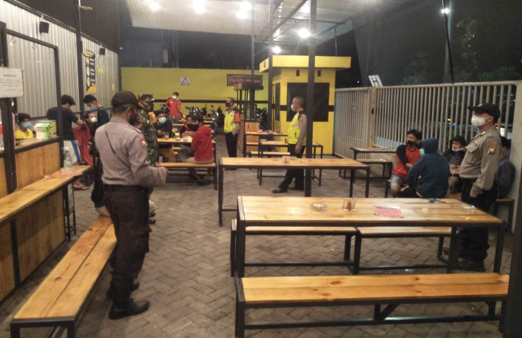 Stop Penyebaran Covid-19, Polsek Krembangan Lakukan Operasi Penertiban Masker di Warkop & Cafe