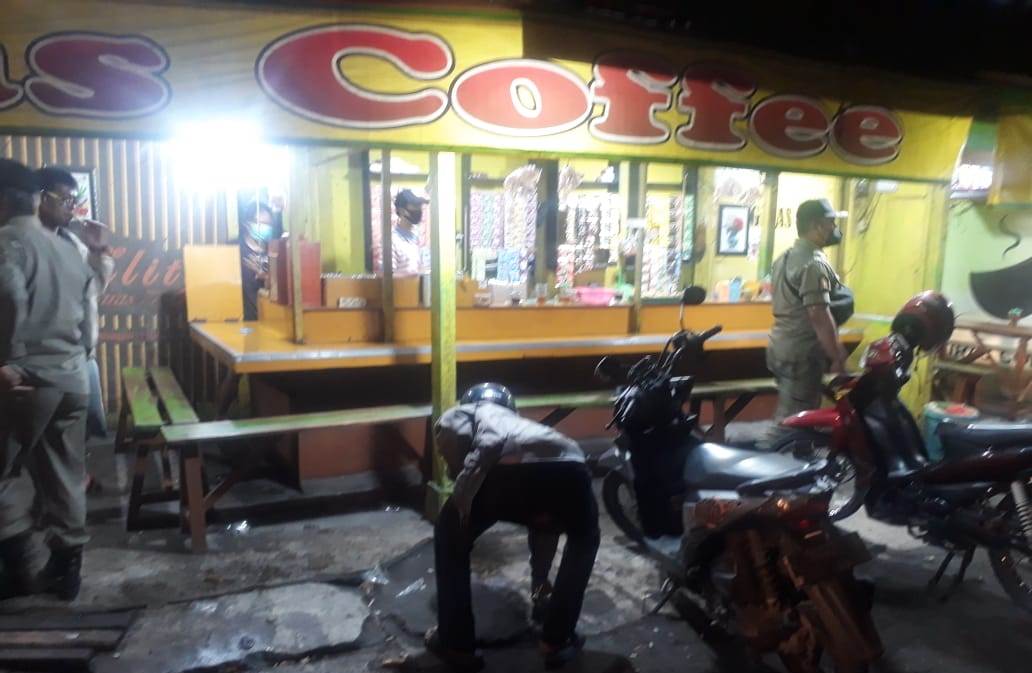 Polsek Semampir Bersama Satpol PP & TNI Lakukan Operasi Yustisi PPKM di Warung-Warung