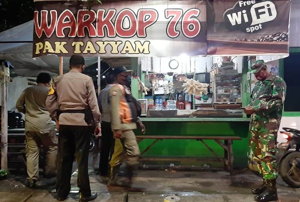 Terapkan Aturan Jam Malam, Polsek Semampir Lakukan Operasi PPKM di Warkop-Warkop