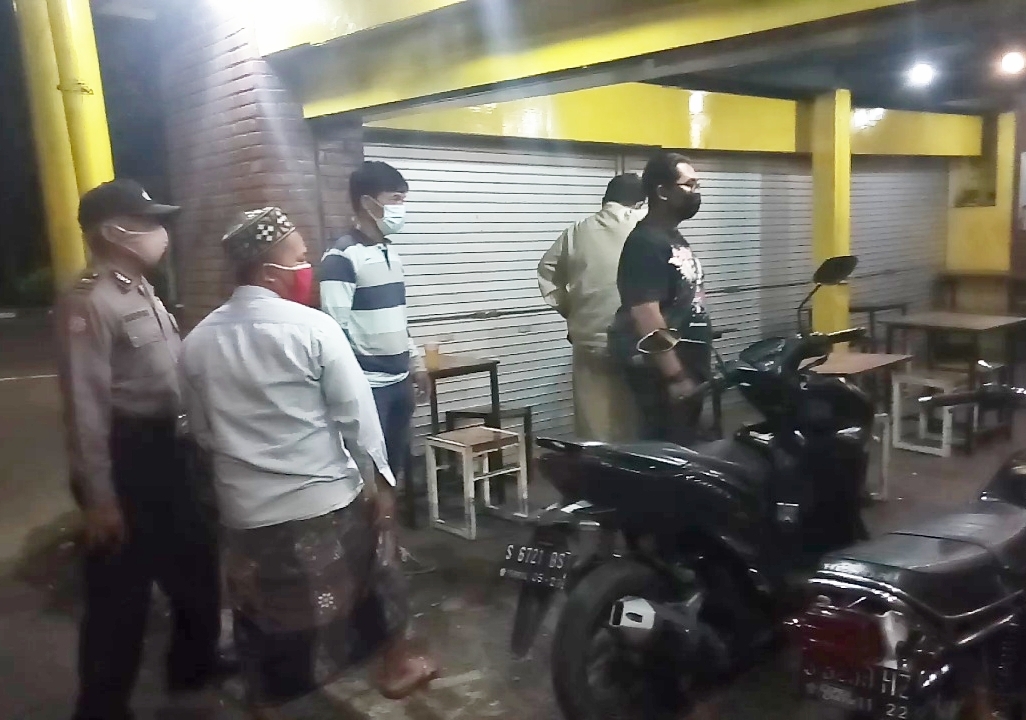 Polsek Asemrowo Laksanakan Operasi Jam Malam di Warung-Warung Yang Melanggar PPKM