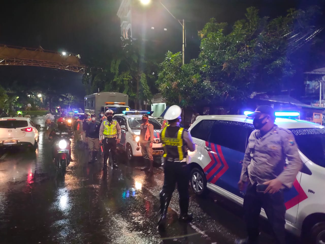 Polres Tanjung Perak Laksanakan Patroli Skala Besar & Penertiban Jam Malam