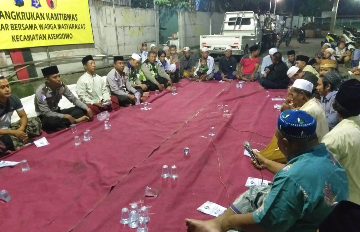 Polsek Asemrowo Sampaikan Pesan Siskamling Dalam Kegiatan Cangkrukan