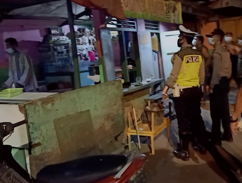 Polsek Asemrowo Gelar Operasi Jam Malam Sesuai PPKM Darurat Dengan Sasaran Warung & Toko