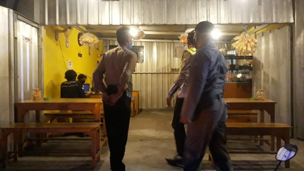 Polsek Asemrowo Gelar Operasi Jam Malam Bersama Satpol PP Diikuti Penertiban Masker di Warung-Warung