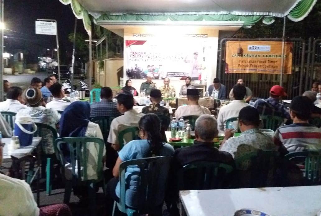 Kapolsek Pabean Cantikan Sosialisasikan SPKT Door To Door di Acara Cangkrukan
