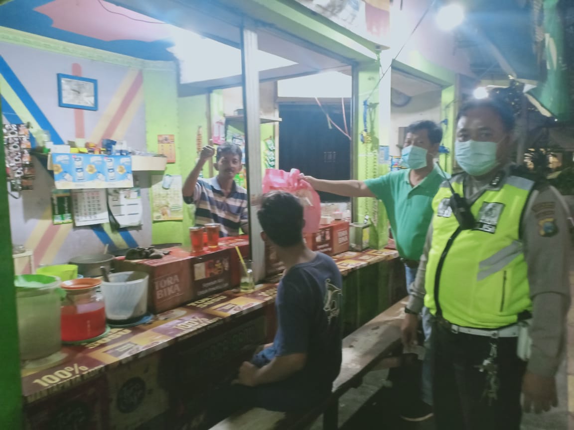 Polsek Semampir Bagikan Sembako Gratis Dari Kapolres Tanjung Perak Kepada Pedagang Warkop