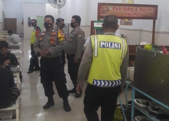 Personil Polsek Krembangan Lakukan Operasi Penertiban Masker di Warkop-Warkop