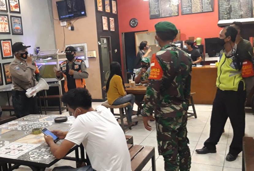 Polsek Krembangan Bersama Satpol PP & Koramil Laksanakan Penertiban Masker di Cafe & Pasar