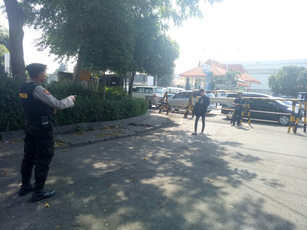 Satsabhara Periksa Setiap Orang Yang Melintas di Depan Mako