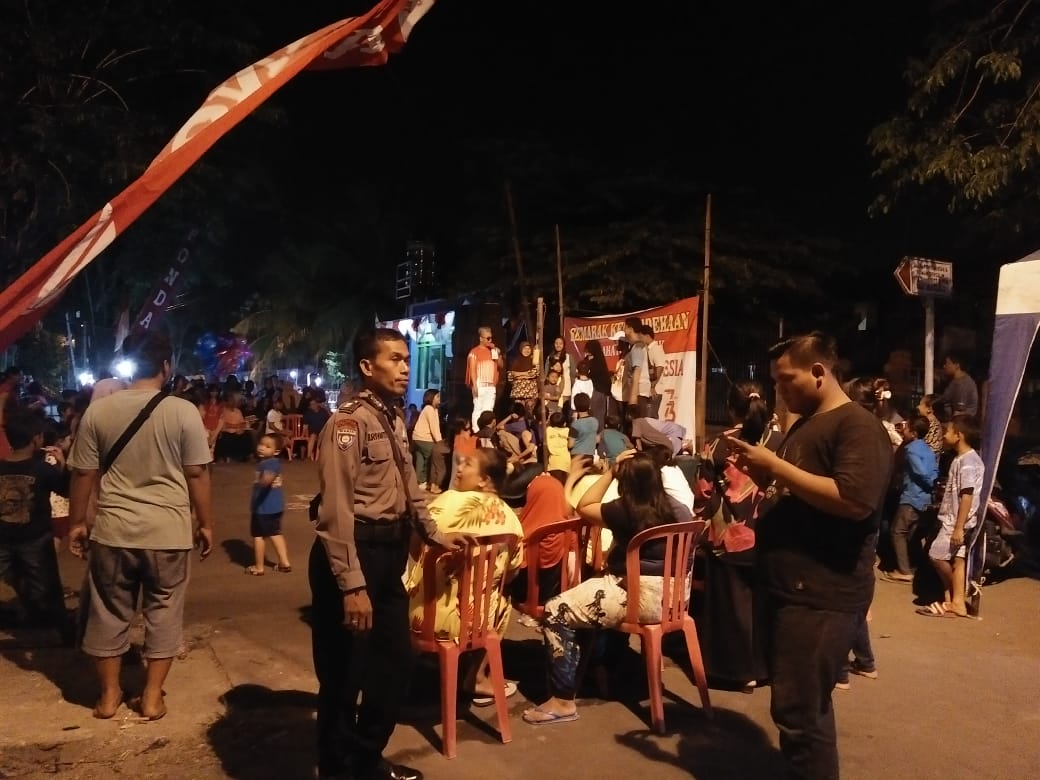 Babinkamtibmas Dupak Amankan Lomba Lawak Agustusan