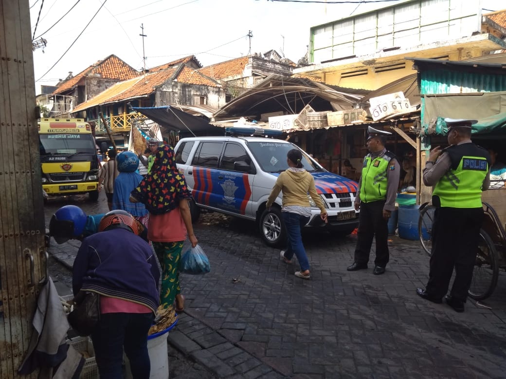Cegah Macet, Polsek Pabean Cantikan Rutin Atur Lalu Lintas di Jalan Panggung
