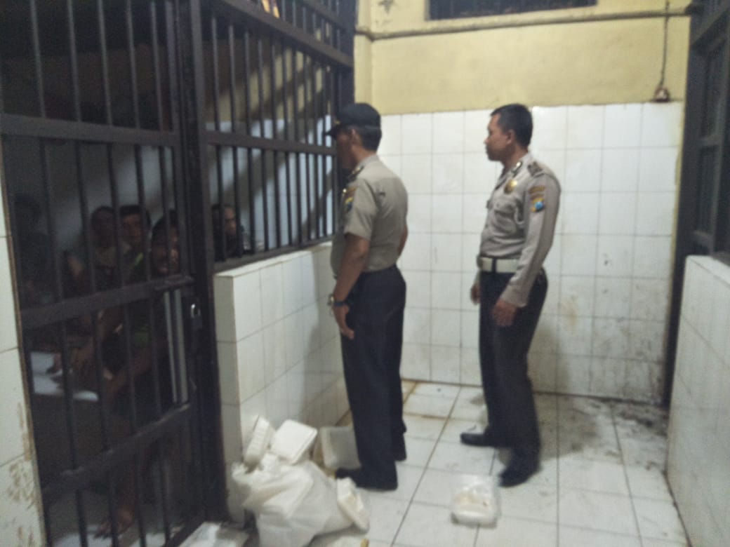 Polsek Kenjeran Cek Rutin Tahanan Setelah Apel Malam