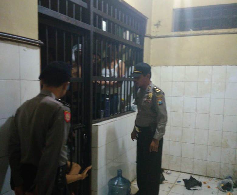 Polsek Kenjeran Cek Rutin Tahanan Usai Apel Malam