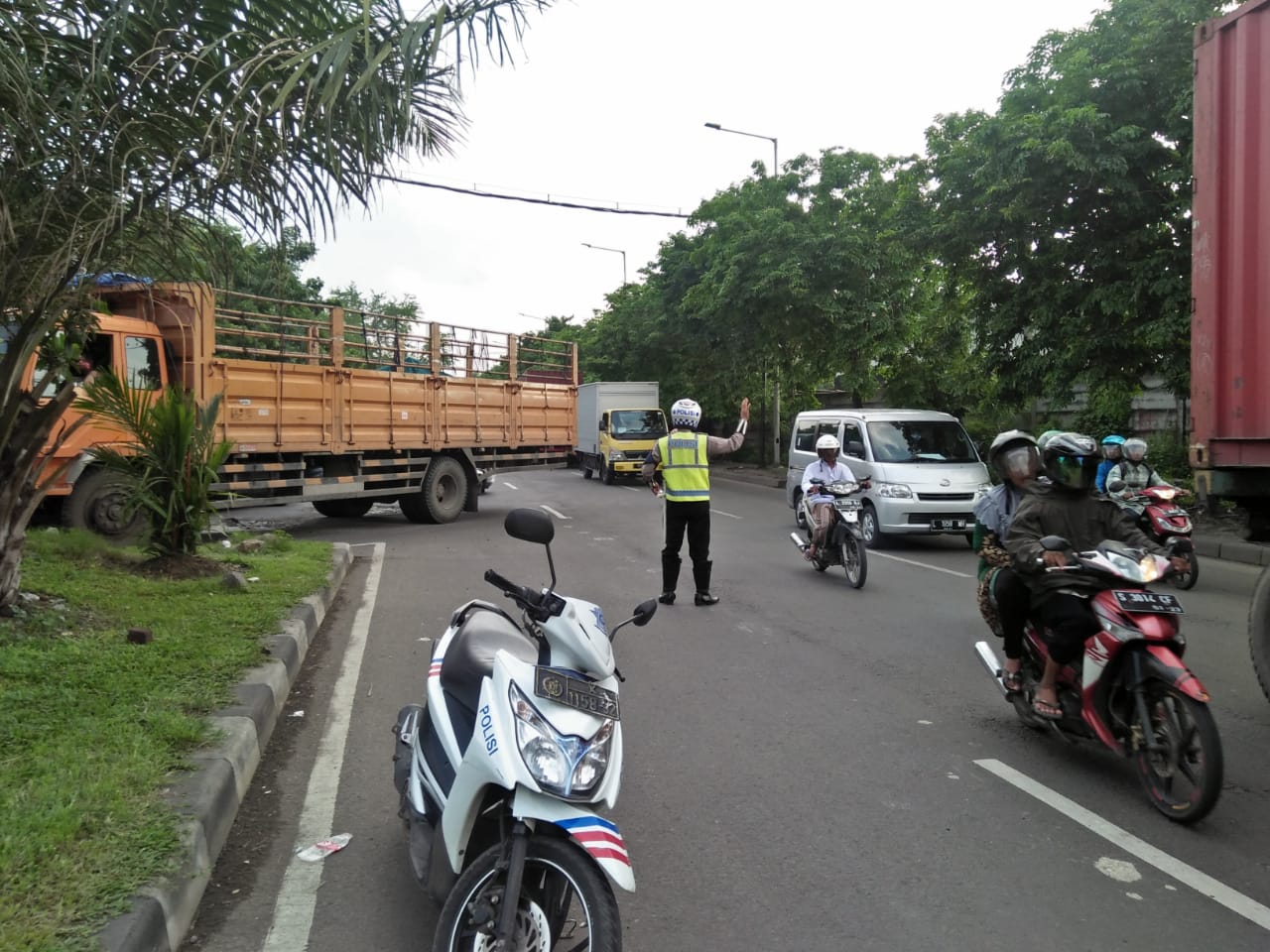Satlantas Polres Tanjung Perak Lakukan Pengaturan Sore, Beri Pelayanan Masyarakat
