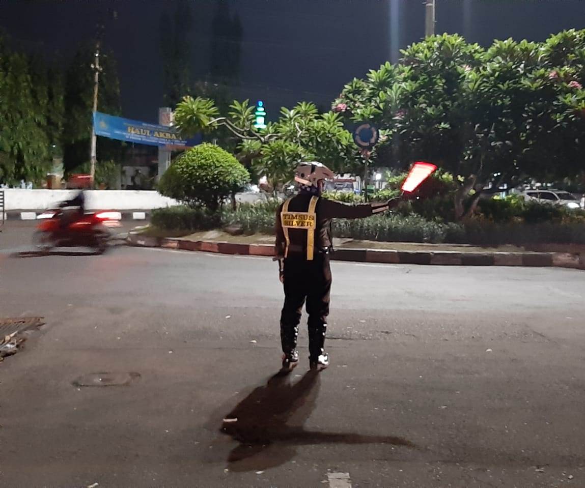 Satlantas Polres Tanjung Perak Atur Lalu Lintas Malam, Antisipasi Kecelakaan