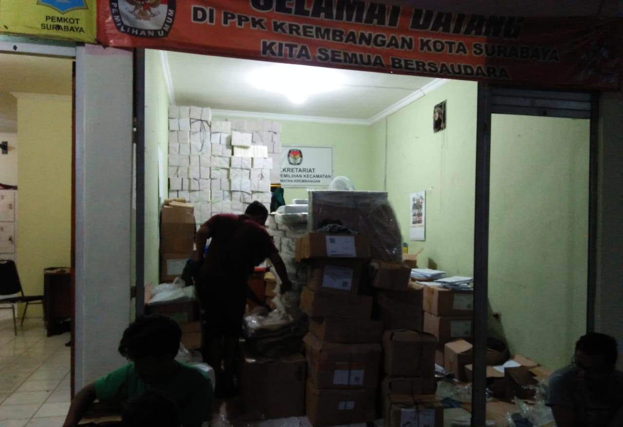 Kanit Binmas Polsek Krembangan Pantau Keamanan Logistik Pemilu di PPK