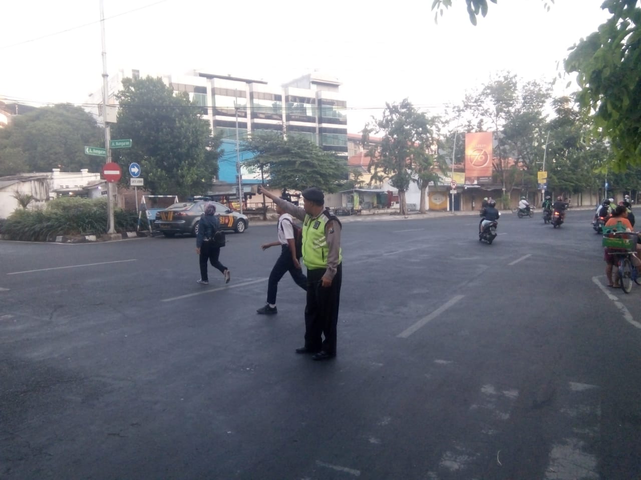 Polsek Pabean Cantikan Atur Lalu Lintas Pagi, Cegah Kemacetan