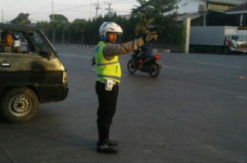 Satlantas Polres Tanjung Perak Lakukan Pengaturan di Jalan Kalianak