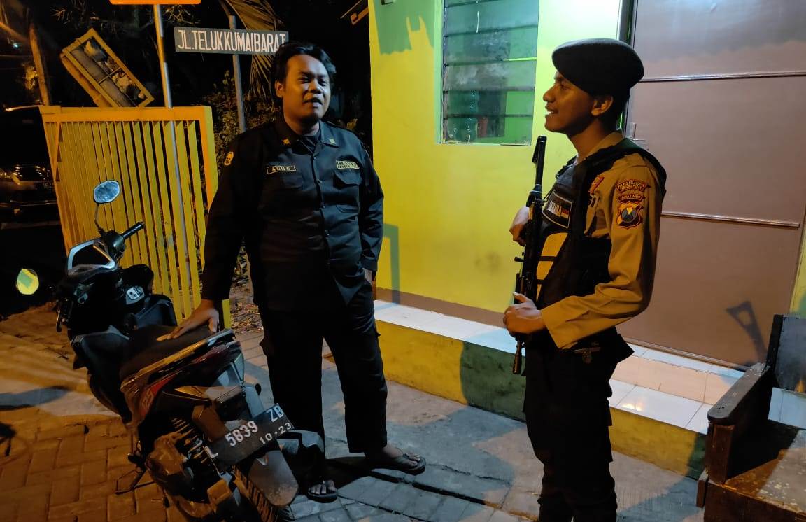 Patroli Pemukiman di Malam Hari, Satsabhara Polres Tanjung Perak Berikan Jaminan Rasa Aman