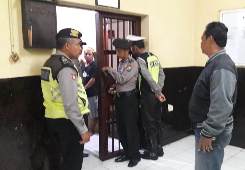 Cegah Tahanan Kabur, Polsek Pabean Cantikan Rutin Lakukan Pengecekan