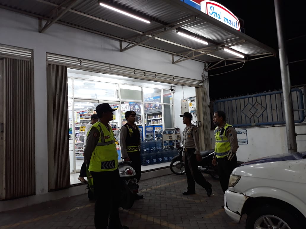 Polsek Asemrowo Gelar Patroli Malam di Mini Market, Sampaikan Himbauan Waspada Uang Palsu