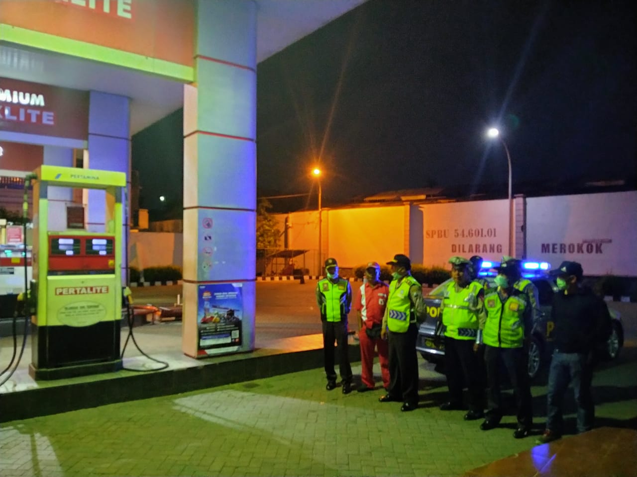 Polsek Asemrowo Gelar Patroli Malam di SPBU, Sampaikan Pesan Waspada Penjambretan