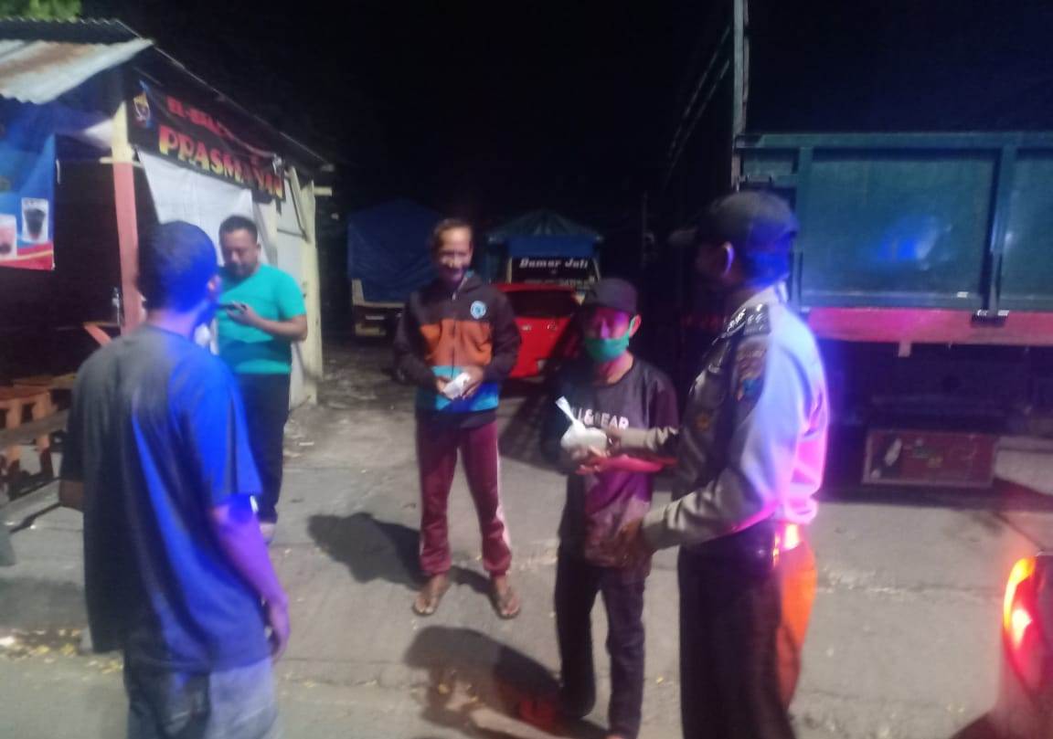 Polsek Kenjeran Bagikan Nasi Bungkus Untuk Makan Sahur