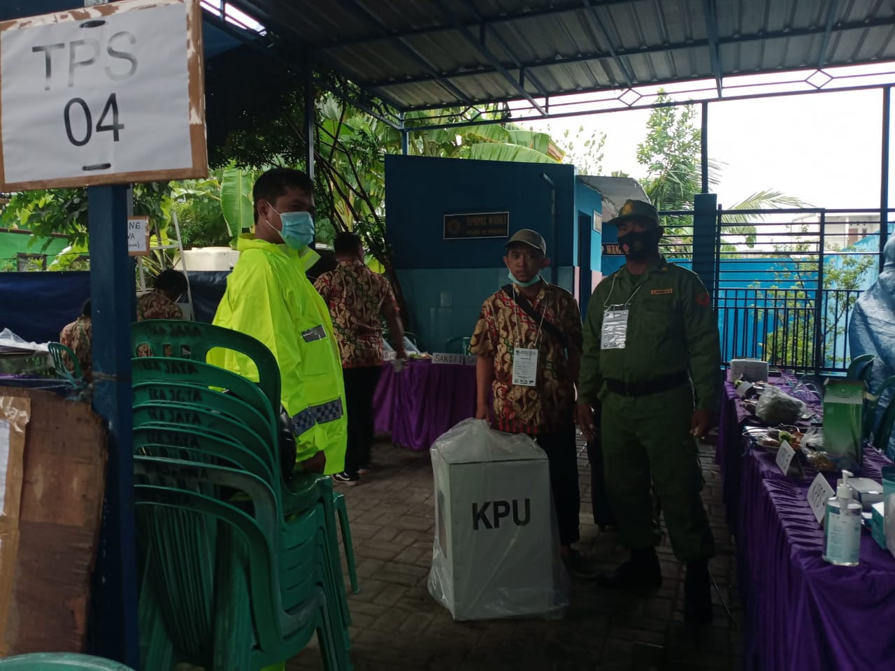 Babinkamtibmas Tambak Wedi Kawal Distribusi Kotak Suara Ke TPS