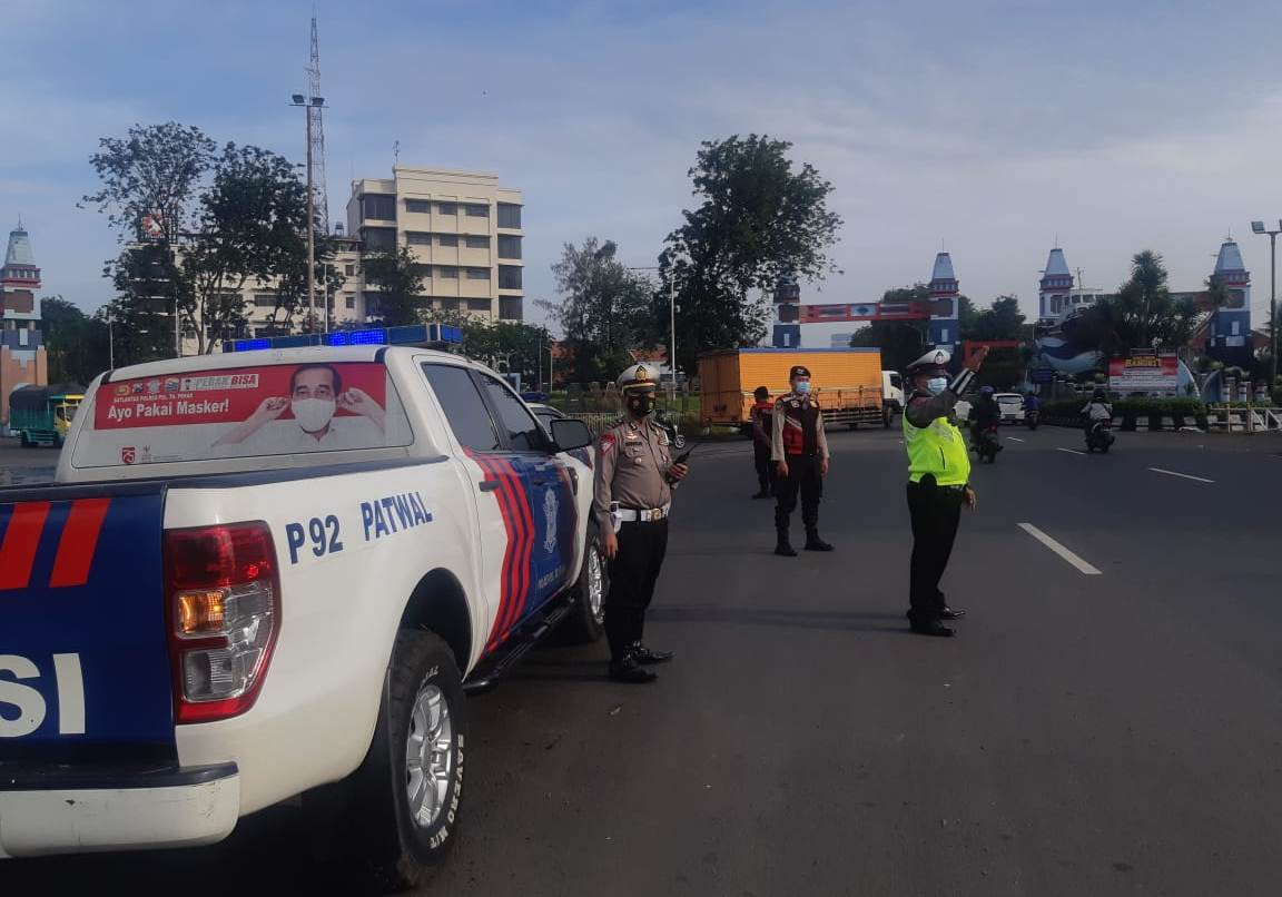 Satlantas Polres Tanjung Perak Lakukan Pengaturan Pagi, Berikan Pelayanan Masyarakat