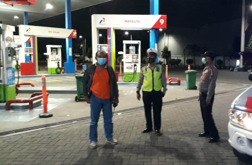 Polsek Asemrowo Lakukan Patroli Malam di SPBU, Sampaikan Himbauan Waspada Kerawanan