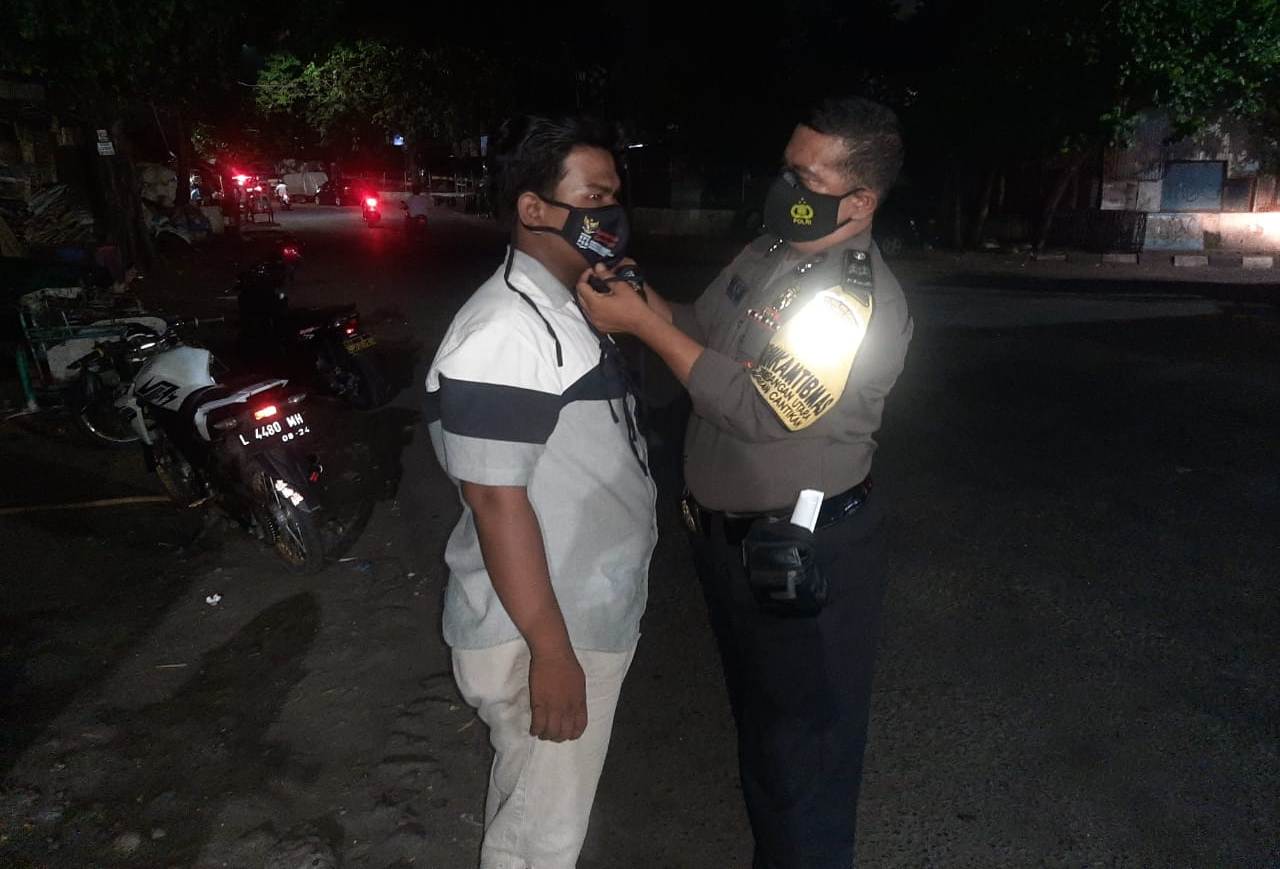 Babinkamtibmas Polsek Pabean Cantikan Laksanakan Pemantauan Prokes Mobile di Jalan Kalimas Barat