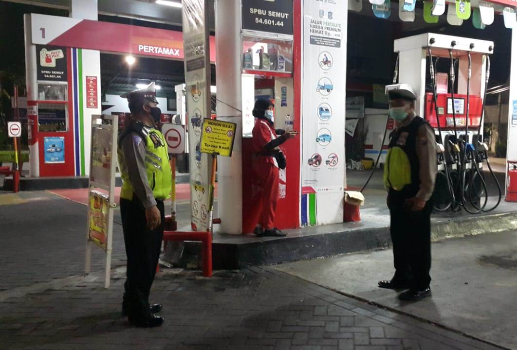Polsek Pabean Cantikan Gelar Patroli Malam di SPBU Sampaikan Himbauan Waspada 3C