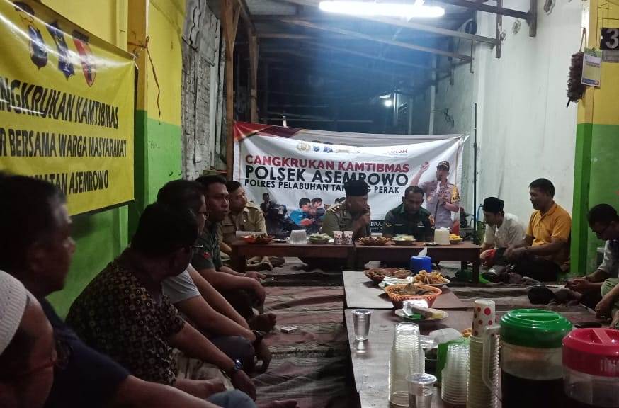 Hindari Kecelakaan, Satlantas Tutup Lubang Di Tengah Jalan