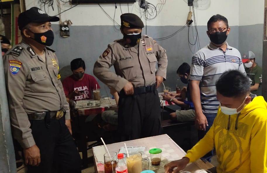Polsek Krembangan Gelar Razia Protokol Kesehatan Dalam Pelaksanaan PPKM di Warung-Warung