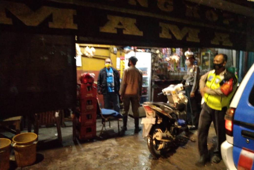 Polsek Krembangan Gelar Operasi Pemberlakuan Jam Malam di Warkop-Warkop Bersama Anggota Satpol PP