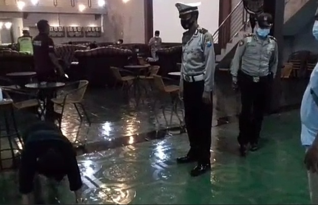 Polsek Asemrowo Gelar Operasi Jam Malam & Penertiban Masker Bersama Linmas