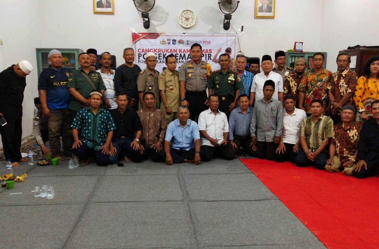 Kapolsek Semampir Pimpin Cangkrukan Senin Militan Bersama Warga Wonosari Lor Baru