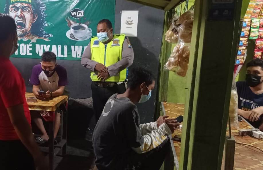 Polsek Krembangan Laksanakan Operasi Jam Malam Untuk Cegah Kerumunan