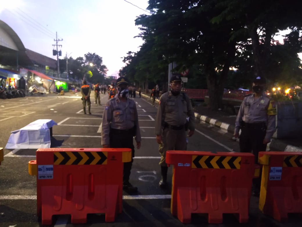 Polsek Semampir Bersama Satpol PP Amankan Pemindahan Pedagang Pasar Pegirian